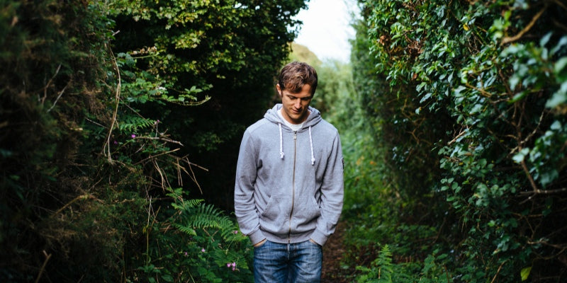 Allergy Season & Weather Shifts — Hair Systems That Handle Pollen, Wind & Humidity Without Consumables