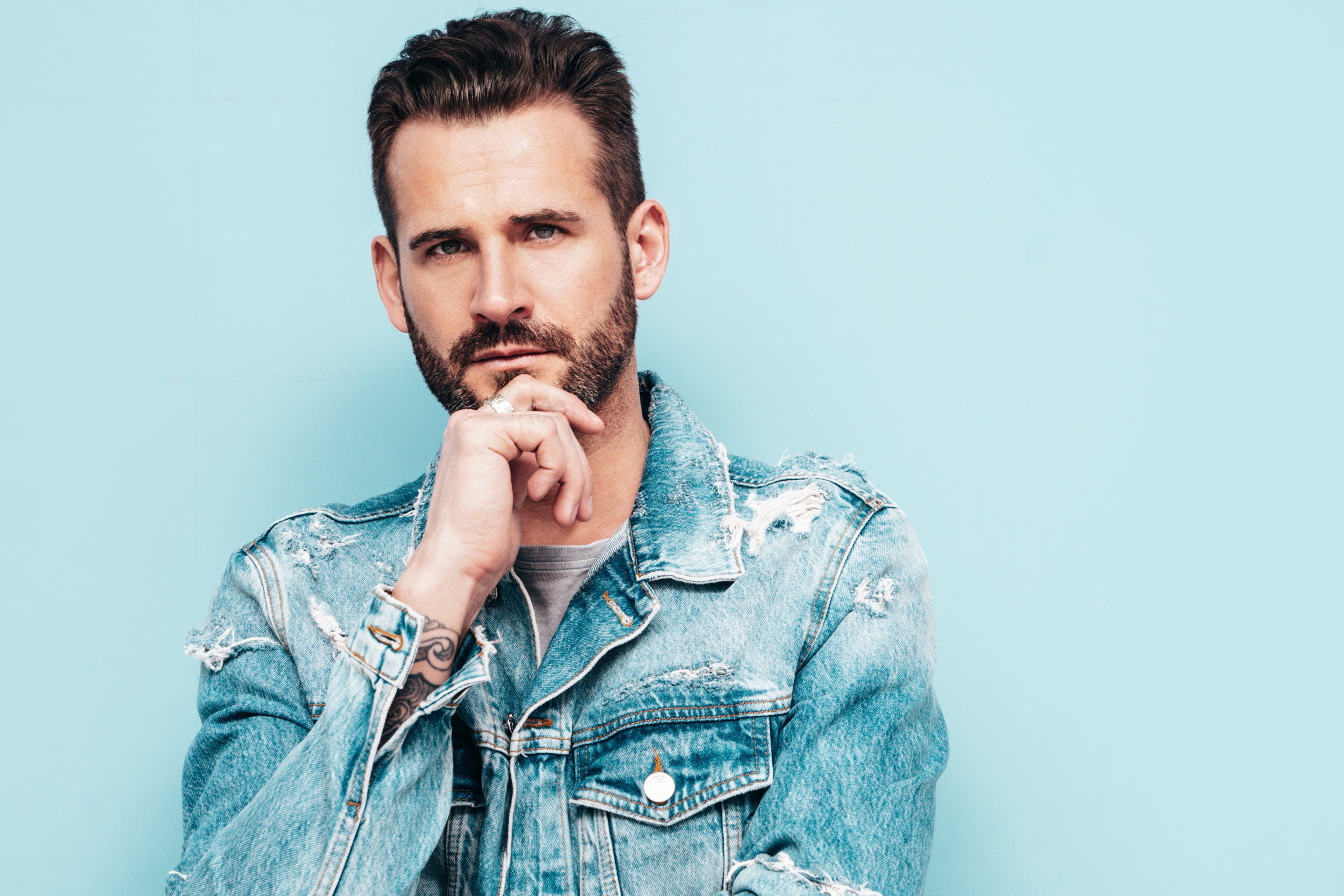 The Hairline Guide: How to Choose the Right Hairline Design for Your Age and Face